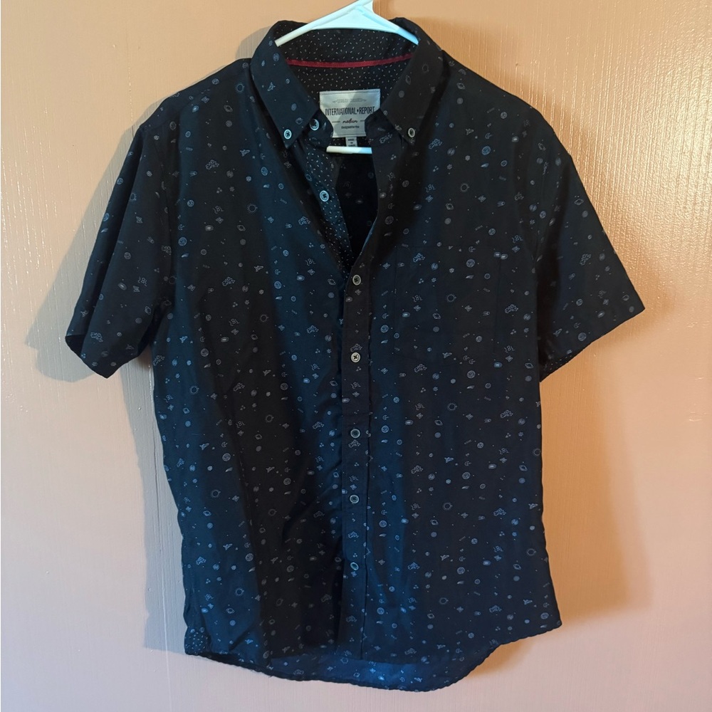 International Report Black Patterned Short Sleeve Button-Up | Size Medium